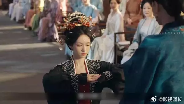 她本是流落在外的谢家四小姐,如今认祖归宗回到谢府开启她的复仇之路