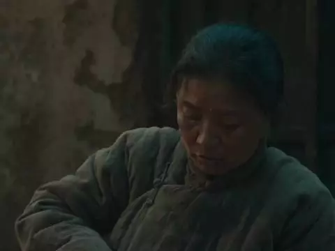 迟蓬拍生万物蹲地头啃煎饼被大爷认作新媳妇