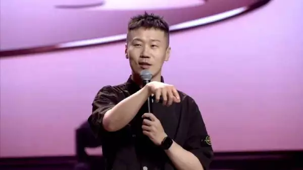 杨九郎亮相2025金火把品牌之夜 笑谈大凉山食材