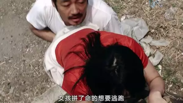 丑陋女孩爱上颓废大叔，本以为是对彼此的救赎，结果却是互相伤害