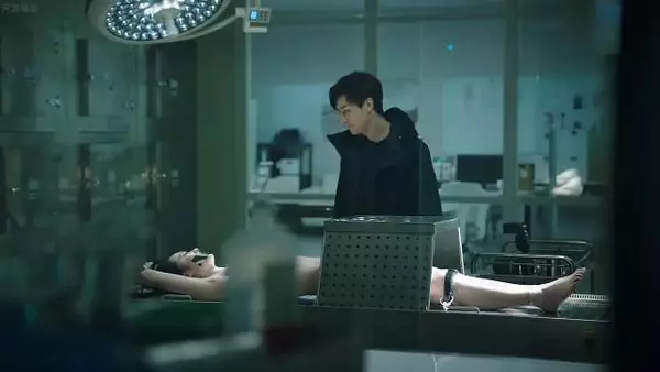 女法医解剖无数尸体,转头就被变态绑上解剖台