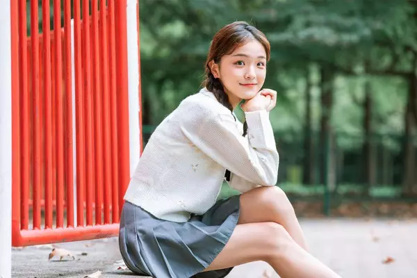 已婚女人疯狂想念婚外男人的时候，不会主动联系，会有这三种身体上的反应