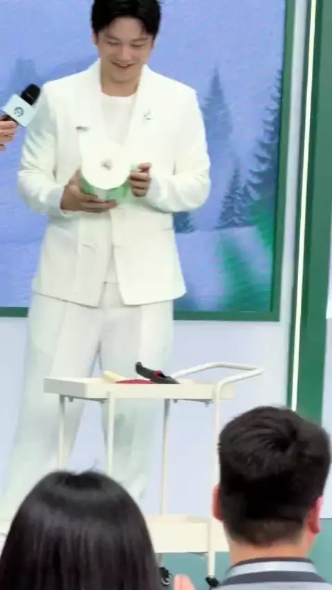 樊振东这波可可爱爱的状态太圈粉了，和心相印的同框画面让人忍不住多看几遍