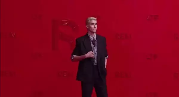 米卡金发背头西装造型封神，酒红领带点睛