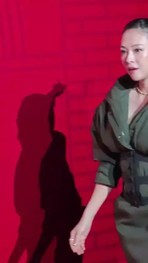 章子怡这个羽绒服五十年内没人能懂，为啥要给她挑个这么雷霆的衣服