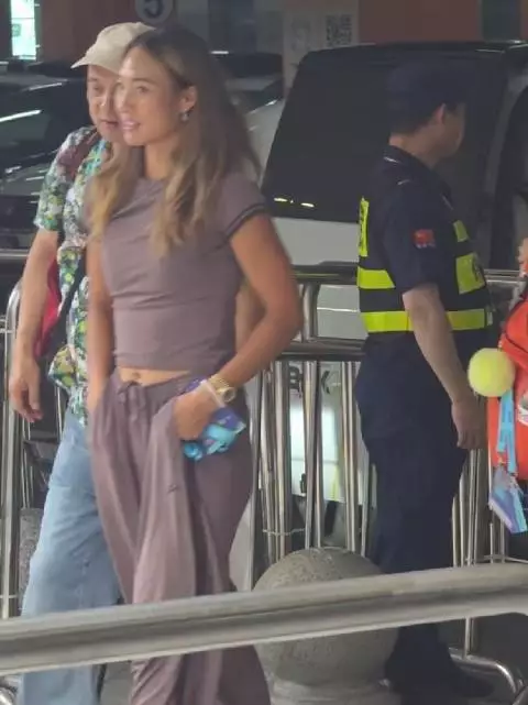文的爸爸也来啦 超模和她爱穿花衬衫的爸爸