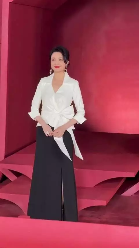 周涛 亮相芭莎红毯现场,这份从容优雅好养眼
