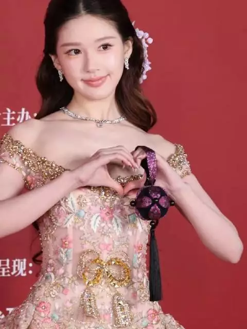 高清版露思亮相芭莎 ，收到甜妹比心 时尚芭莎来自中国年度盛典