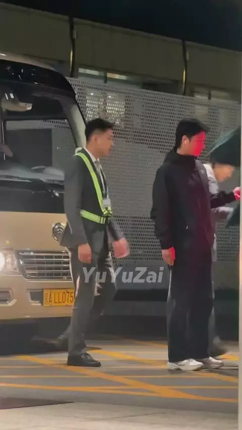 王一博今晚北京上海机场路透 明天见，期待鳄鱼大秀！ 王一博LACOSTE上海大秀