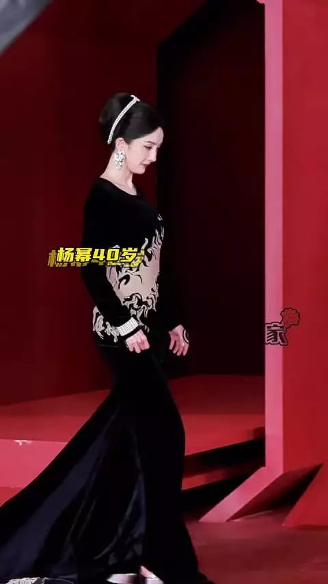 杨幂压轴亮相 美貌气质优越突出