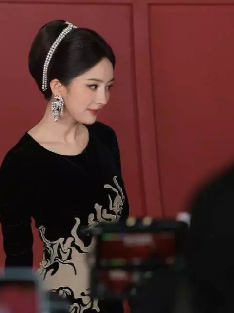 杨幂时尚芭莎红毯再度压轴