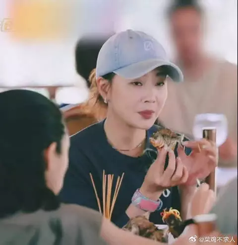 大家一起肩并着肩看日落，这种松弛真的很难得