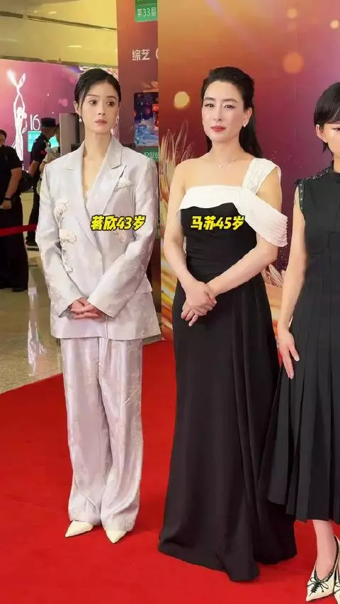 蒋欣马苏 两个同年龄段美女线下同框状态如何?感觉势均力敌呀