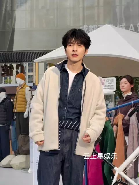 今日亮相成都 参加品牌活动