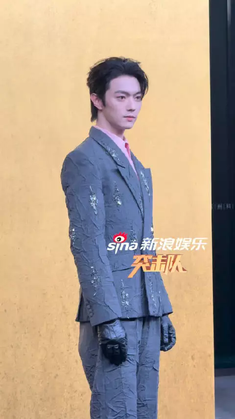 许凯今日VOGUE盛典造型，黑色手套，搭配灰色西装和粉丝衬衣，反差感拉满了