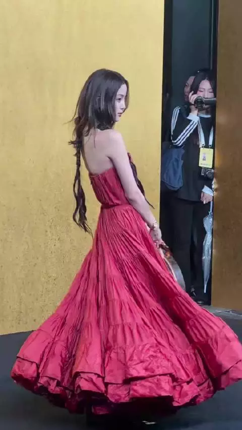 欧阳娜娜在红毯上好灵动好美丽