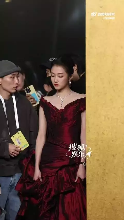 关晓彤一袭复古美裙衬出出众气质