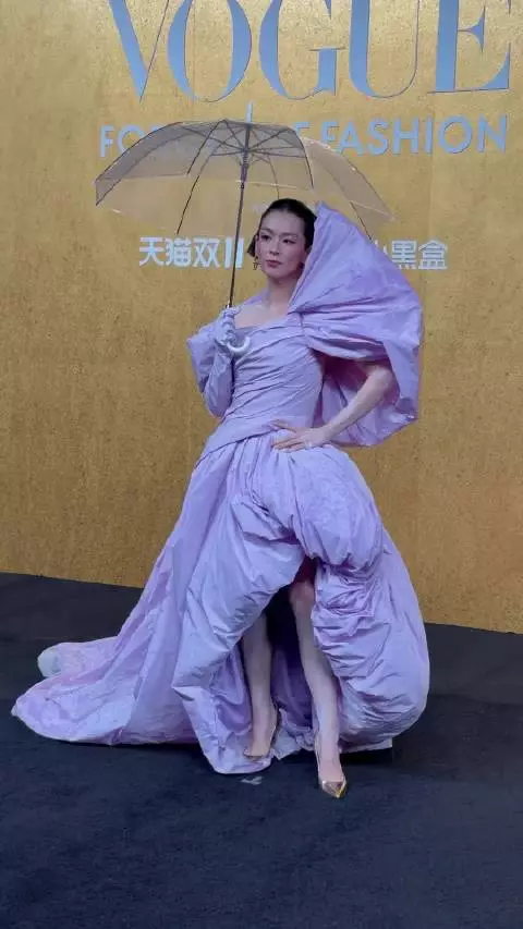 陈昊宇雨中撑伞亮相红毯从容优雅