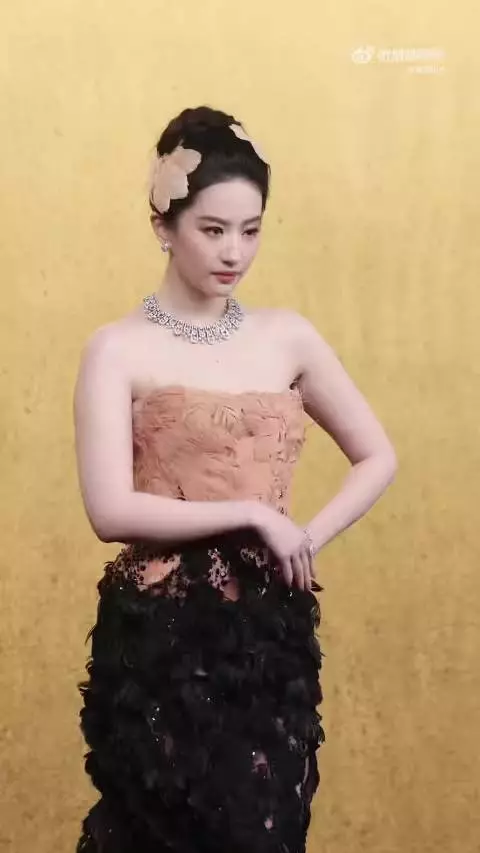 刘亦菲发烧眼睛发炎仍坚持走完VOGUE红毯