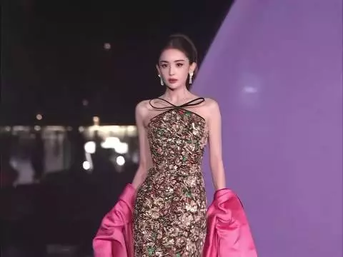 娜扎后台随拍扛住无滤镜抓拍，盘发礼裙勾勒轮廓