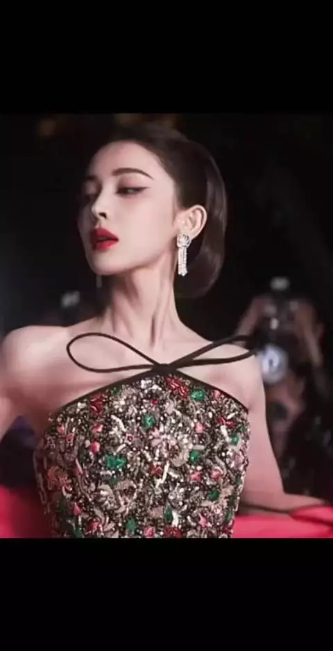 娜扎红毯定点杀，从容盯向镜头，浓颜氛围感拉满，镜头表现力绝了
