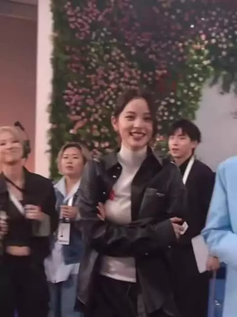 天…欧阳娜娜居然是vogue红毯创意顾问 难怪一直在后台忙前忙后的
