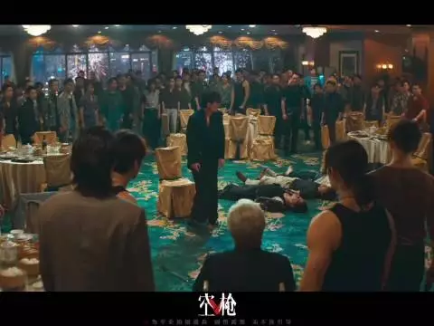 朱一龙空枪饰演悍匪万梓强 烟花下独舞极致癫狂