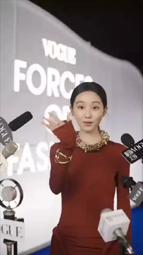 黄多多VOGUE采访,说话时的动作和神态跟爸爸去哪儿一模一样