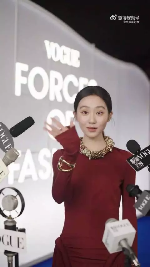黄多多亮相VOGUE盛会 称妹妹是头号粉丝
