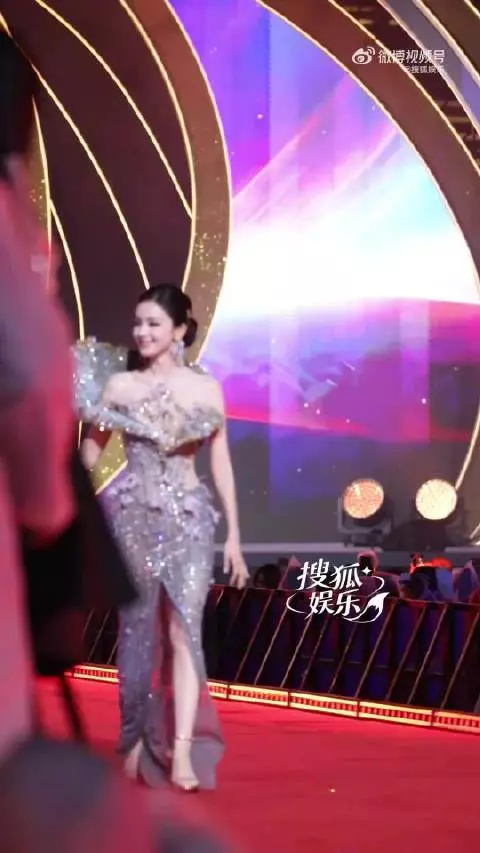 娜扎亮相文荣奖 红毯！比昨天更闪耀的娜扎就是今天的娜扎 （搜狐娱乐）