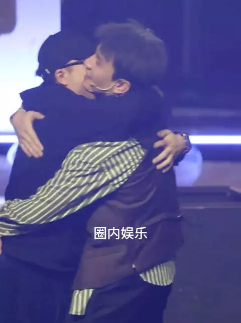 刘萧旭 和朋友拥抱好开心ta和我开了一个巨大的玩笑