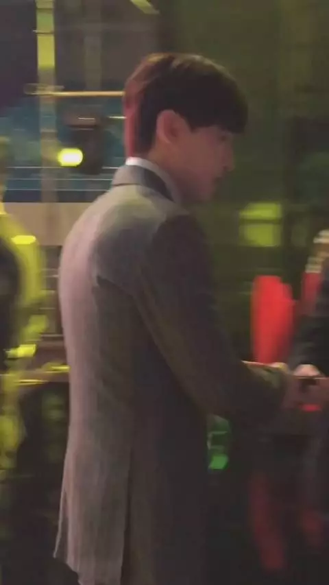 《在一起》发布会下台的邓演员，最后双手递话筒好有礼貌