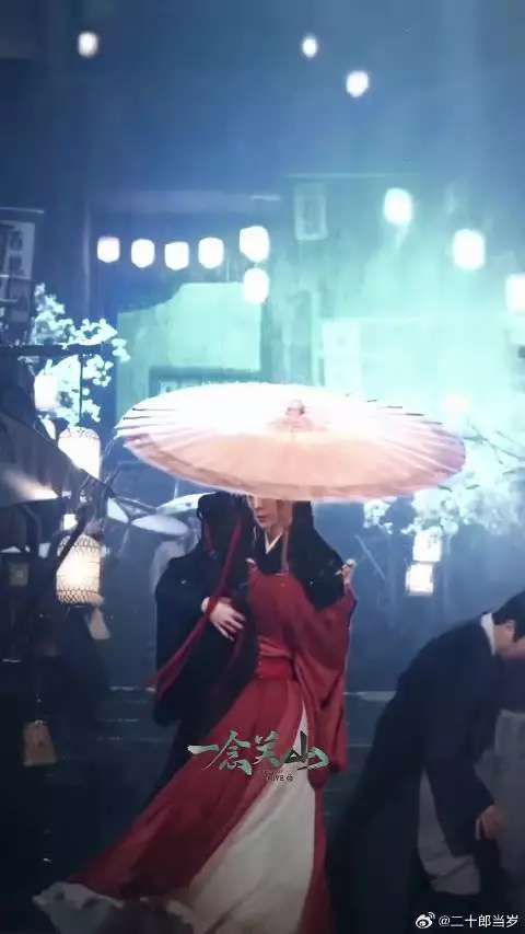 躲雨的屋檐、雨中的相拥，相视一笑的瞬间都想定格成永远