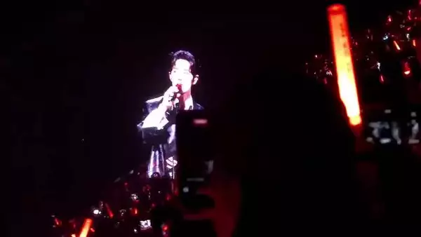 肖战演唱会唱轻轻对粉丝说你们也是我的良方