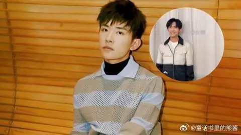 工作室偷拍易烊千玺录ID，挠痒甜笑帅气又可爱