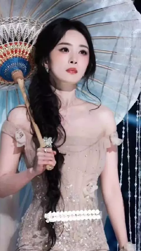 杨幂兑现一年前点歌约定 为林俊杰伴舞茉莉雨