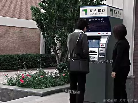 男人套个外壳冒充路边的ATM机,专门吞掉别人的银行卡