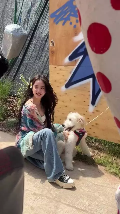 欧阳娜娜成都游玩 现场人好多