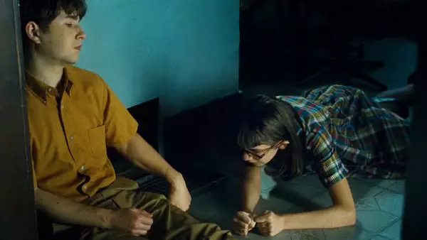 母亲不小心踩破了一张钢琴谱,她嫌弃地扔到地上,可儿子捡了起来,并大受启发