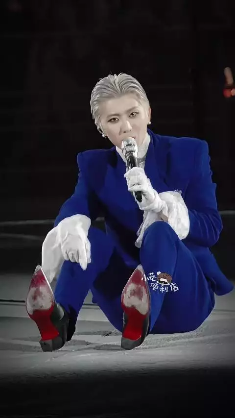 蔡徐坤演唱会脚痛撒娇可爱引粉丝心疼