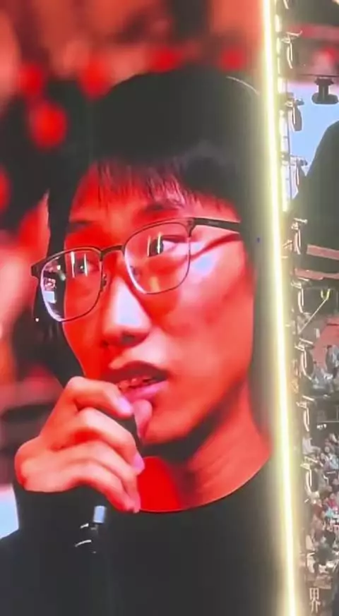 声乐老师点评网选粉丝模仿演唱，音色感情到位，建议两边头发打薄