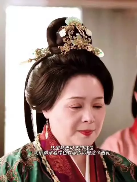 一屋子绿衣服齐刷刷站那儿，话还没说出口陆濯心里就有数了，这阵仗谁顶得住啊