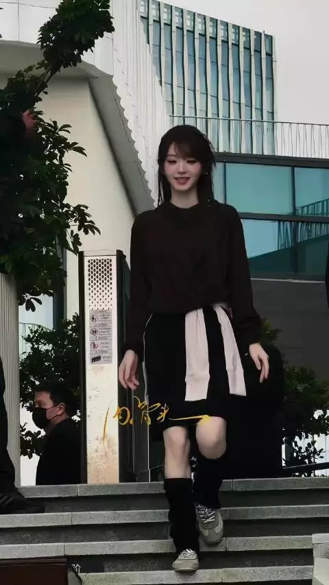 田曦薇歪头比心，卫衣编发尽显青春灵动