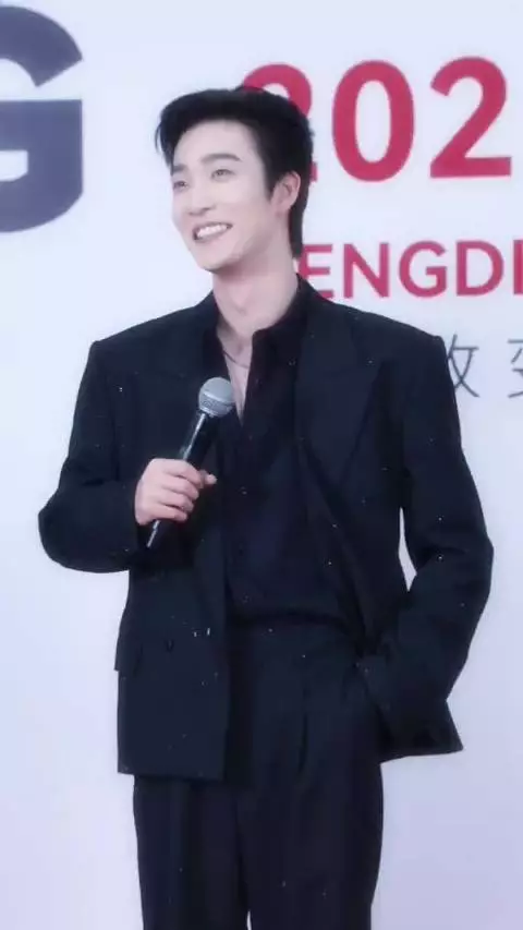 姚冠宇王子礼动作舒缓优雅自带温柔气场