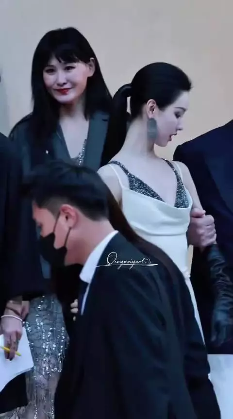 人群之中一眼就可以看到的白