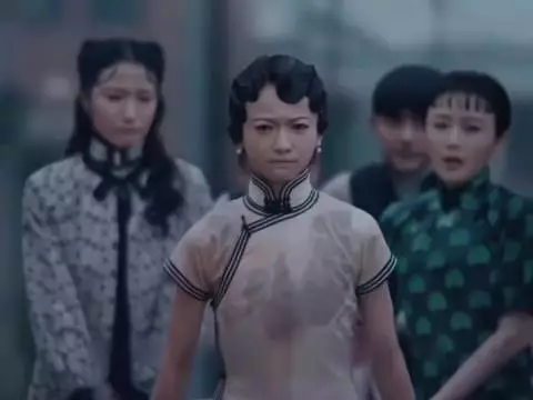 易兴华用命教儿女何为大义,三姐妹抬起父亲遗体