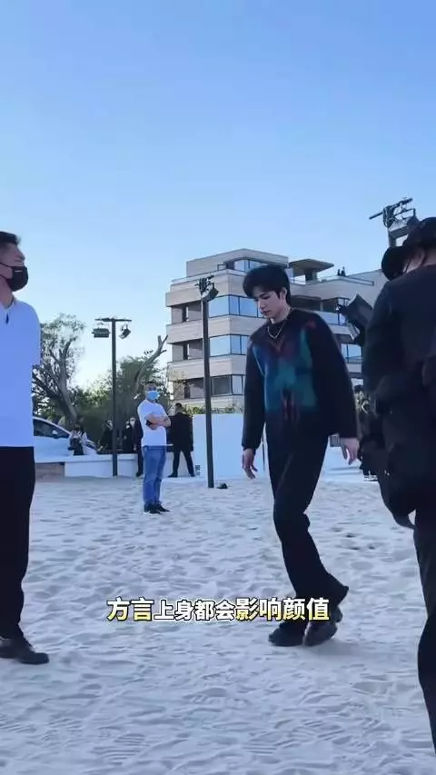 刘耀文哈哈哈哈哈重庆话霸总先给自己绷不住了！万妮达 敖瑞鹏 肖战