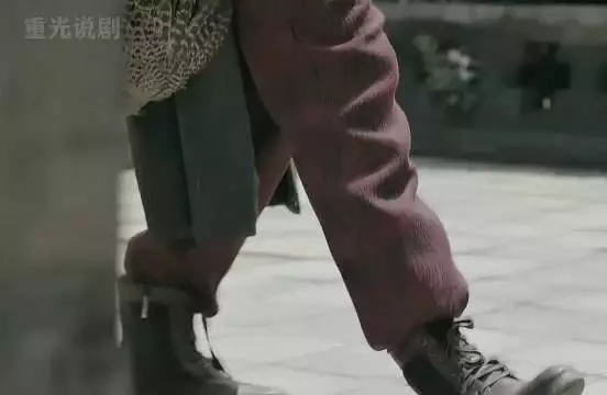 女土匪下山抢东西,结果被男人拐回家当媳妇