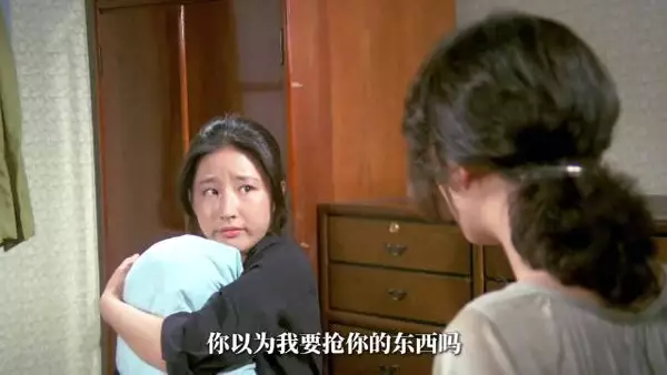 浴室闯入事件引家庭猜忌，保姆嫣然一笑
