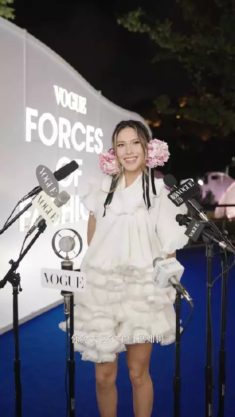 谷爱凌亮相VOGUE盛会 白色Dior高定礼服讲述背后故事